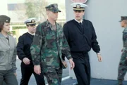 V.l.: Sarah MacKenzie (Catherine Bell), Bud Roberts, Jr. (Patrick Labyorteaux), Harmon Rabb, Jr. (David James Elliott), Brigadier General Albanese (Pat Skipper)