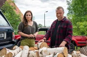 Susanne Mertens (Elisabeth Lanz, l.) ist wenig begeistert, als Alpakafarmer Mike Redmann (Matthias Komm, r.) mit einer Holzlieferung vorm Wochenendhaus steht. Aber was ist ihr Problem?
