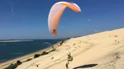 Charlie Piccolo wird ehrfürchtig der „König der Düne von Pilat“ genannt. Keiner fliegt so trickreich mit seinem Gleitschirm über Europas größte Wanderdüne.