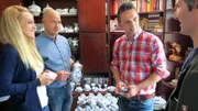 Trödelprofi Mauro Corradino (re.) mit Jasmin und Michele (2.v.li.) und einem Interessenten (re.) für das Porzellan