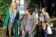 ARD ROTE ROSEN FOLGE 1177. Als Henriette (Susanne Steidle, 2.v.l. mit Martina Mank, r.) ein Gespräch von Katja (Saskia Valencia, l.) und Merle (Anja Franke, 2.v.l.) belauscht, wird ihr klar, dass sie sich vergebens Hoffnungen macht, Philipp zurückzugewinnen.