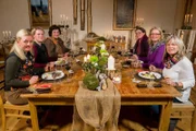 Beim Menü, v.li. Bianka Güldenberg, Tanja Müller, Christine Bernhard, Paula Weber, Michaela Frick und Jutta Braun.
