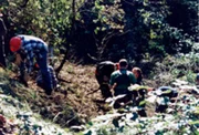 Menschen erforschen in der Natur