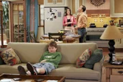 Während Rose (Melanie Lynskey, M.) versucht, den Streit zwischen Charlie und Alan (Jon Cryer, r.) zu schlichten, versucht Jake (Angus T. Jones, l.) sich mit fernsehen etwas abzulenken ...