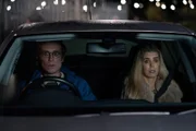 Gregory Dillard (Stephen Merchant, l.); Rosie (Chloe Partridge, r.)