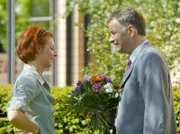 Roland Heilmann (Thomas Rühmann) macht Pia (Hendrikje Fitz) einen romantischen zweiten Heiratsantrag.