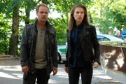 Hannah (Nora Waldstätten, r.) und Micha (Matthias Koeberlin, l.) müssen sich beeilen. Manfred Häusler scheint den Mörder seiner Tochter gefunden und entführt zu haben.