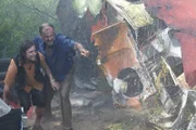 Der Überlebende Hector Ugarte (gespielt von Joe Rafla) hilft einem verzweifelten Passagier, sich in Sicherheit zu bringen, nachdem eine Boeing 737-200 bei der Landung in Pucallpa, Peru, am 23. August 2005 knapp 4 km vor der Landebahn in zwei Teile zerbrochen ist. Die Besatzung war durch einen heftigen Hagelsturm geflogen, als das Flugzeug plötzlich auf den Boden stürzte.