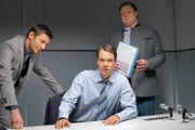 Versicherungsmakler Otto Krügl (Michael Förster, m.) gerät in den Fokus von Hartl (Michael A. Grimm, r.) und Hansen (Igor Jeftic, l.). Wollte er seinen Rivalen loswerden?