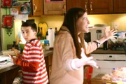 Brick (Atticus Shaffer, l.); Sue (Eden Sher, r.)