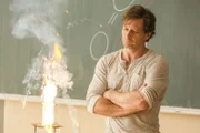 Stefan Vollmer (Hendrik Duryn) erteilt anschaulichen Chemieunterricht, der die Schüler begeistert.