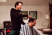 Florian rasiert Frischi eine Glatze, damit er bei seinem Date gut ankommt. Von links: Florian Brunner (Tommy Schwimmer) und Spezl Frischi (Daniel Mayr).