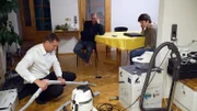 Vertreter Bernhard Grassinger (l.) bei einer Produktvorführung.
