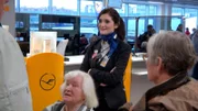 Die FraCare-Betreuerin Johanna Schlaugies auf dem Frankfurter Flughafen. Sie unterstützt Menschen mit Behinderung und eingeschränkter Mobilität dabei, pünktlich und sicher ihren Flieger zu erreichen. Zudem betreut sie alleinreisende Kinder.