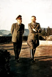 Heinrich Himmler im Gespräch mit Adolf Hitler auf dem Obersalzberg im März 1944.