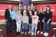 Hinten v. li.: Werner Hansch, Ulrike von der Groeben, Julia Scharf, Peter Großmann, Guido Cantz, Svenja Mühlenbrock, Manuela Fuchs, Alisha Enders, Jana Becker; vorne v. li.: Mia Grünenwald, Helena Sophie Bierz, Lena Josten, Lea Sophie Weienberger.