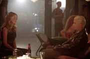 Doch Spike (James Marsters, r.) will seine Niederlage nicht hinnehmen und belästigt Buffy (Sarah Michelle Gellar) weiterhin ...