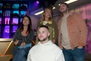 Jonas (Felix van Deventer, M.) wird bei der Release-Party für seinen eigenen Song ziemlich wehmütig. Links Lilly (Iris Mareike Steen, l.) und Maren (Eva Mona Rodekirchen), rechts Erik (Patrick Heinrich)