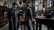 Detective Sergeant Endeavour Morse (Shaun Evans, r.) und Chief Inspector Fred Thursday (Roger Allam, l.) ermitteln im Lonsdale College, wo ein lange verschollenes Fabergé-Ei auf einer Auktion versteigert werden soll.