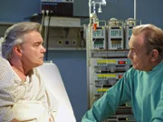 MDR Fernsehen IN ALLER FREUNDSCHAFT FOLGE 281, "Alte Liebe, neues Glück", am Freitag um 11:45 Uhr. In der Sachsenklinik taucht überraschend Prof. Simonis (Dieter Bellmann, re.) Bruder Helmut Simoni (Günter Kurze, li.) auf, um sich angeblich einer Routineuntersuchung zu unterziehen. Doch der wahre Grund lässt nicht lange auf sich warten - er will das Haus seiner Eltern verkaufen.