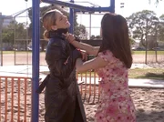 Buffy (Sarah Michelle Gellar, l.) gerät in Bedrängnis, denn April (Shonda Farr, r.) ist ein Roboter und viel stärker als sie.