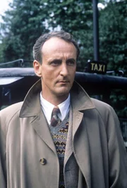 Hugh Fraser (Captain Haistings).