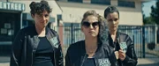 Hilda von Smasher (Louise Massin, l.), Jennifer (Sophie de Fürst, M.), die auch 'Barby Misery' genannt wird und Alyson (Myra Bitout, r.), die sich 'Allistérique' nennt, sind Derby Girls. Sie gehören der Mannschaft 'Black Weirdos' an.