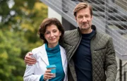 Karin Patzelt (Marijam Agischewa, l.) und Frank Boger (Christoph Kottenkamp, r.) schweben auf Wolke sieben.