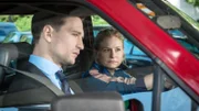 Jenny (Birte Hanusrichter) fährt mit Maximilian (August Wittgenstein) durch die Stadt.