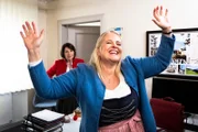 Rosi (Brigitte Walbrun, links) ist von Uschis (Sabrina Dietel, KLD) neuem Klingelton genervt.