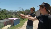 In Tenikwa sollen die beiden deutschen Tierpfleger Dave (li.) und Sebastian (re.) zwei Mausvögel auswildern.