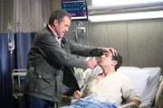 L-R: Hugh Laurie (Dr. Gregory House), Skylar Astin (Derrick).