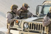 Bei der Untersuchung in einem Fall, stoßen Pride (Scott Bakula, r.) und Lasalle (Lucas Black, l.) auf eine Spur nach Afghanistan ...
