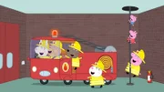 Peppa und Schorsch besuchen ihre Mama bei der Mütterfeuerwehr.  Da geht ein Alarm ein: Die Väter haben bei ihrer Grillfeier den Grill in Brand gesetzt.