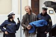 Josephine nimmt Sascha gleich wegen zweier (vermeintlicher) Delikte fest. Von links: Josephine Drechsler (Mira Mazumdar), Alexander "Sascha" Wagenbauer (Eisi Gulp), Polizist Manfred Haas (Michael Dietmayr).