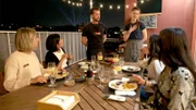Dinner über den Dächern: Victor Khon und seine Frau Kiira kochen in ihrer Wohnung für Fremde, die buchen sich über ein Online-Portal ein. Wie viele kommen, wissen die Gastgeber, aber nicht wer.