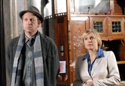 Kommissar Geiger (Peter Heinrich Brix) ahnt noch nicht, dass die Krankenschwester Margarete Halfinger (Isabel Tuengerthal) in seinen aktuellen Fall verwickelt ist.