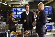 Sie sollen beweisen, dass Computerspiel-Profi Jace Rundle ein zwanghafter Gewinner ist, dem es gar nicht möglich ist, ein Spiel absichtlich zu verlieren: (v l.n.r.) Bull (Michael Weatherly), Danny (Jamie Lee Kirchner) und Chunk (Chris Jackson) ...