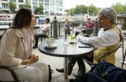 Im Café am Berliner Dom macht Geschichtsprofessorin Dr. Julia Rademann (Jacqueline Macaulay) ihrem Studenten Robert Baars (Nyamandi Adrian) ein unerwartetes Angebot.