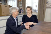 Robert (Mathieu Carrière, l.) macht Maja (Barbara Lanz, r.) klar, dass sie trotz seiner Arbeit die Nummer Eins in seinem Leben ist.