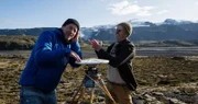 Unter den isländischen Gletschern schlummern gigantische Vulkane. Wotan Wilke Möhring trifft den Geologen Freysteinn Sigmundsson, um zu verstehen, wie die Vulkane auf das Schmelzen der Gletscher reagieren.