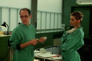3. Große Zweifel kommen dem Gerichtsmediziner Dr. Robert Kolmaar (li Ulrich Mühe) und Dr. Judith Sommer (re Gesine Cukrowski) über die tatsächliche Todesursache des Babys auf. Vor allen Dingen stellt sich die Frage: Wer war die Mutter?
