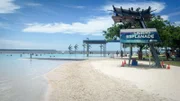 Cairns, Australien: Die Praktikanten vom Kreuzfahrtschiff wollen an der Uferpromenade "Cairns Esplanade" in Cairns, Australien, ein Barbecue machen.