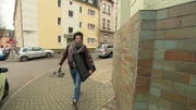Ein Fall für Versicherungsdetektiv Patrick Hufen: Eine leere Plastikpfandflasche soll die Frontscheibe eines Flachbildschirmfernsehers zerschmettert haben.