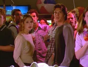 Als Buffy (Sarah Michelle Gellar, vorne l.) und Ben (Charlie Weber, vorne r.) miteinander flirten, werden sie Zeugen eines ungewöhnlichen Zwischenfalls ...