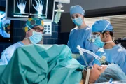 Rosa wird operiert. V.l.n.r. Elias Bähr (Stefan Ruppe), Rosalind Leonhard (Janina Stopper), Komparsin, Dr. Niklas Ahrend (Roy Peter Link)