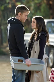 Eine Nähe die sowohl für Wade (Wilson Bethel, l.), als auch für Zoe (Rachel Bilson, r.) unangenehm ist ...