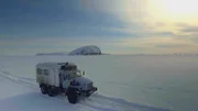 Die Polartrasse in Sibirien führt durch und über das Eis der Flüsse, die im Winter zu Straßen werden.