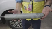 Fremdkörper auf dem Rollfeld sind ein tägliches Hindernis oder sogar eine Gefahr für einen geschäftigen Flughafen. Nigel ist auf Patrouille und sucht nach kleinen und großen Objekten, die auf dem Rollfeld liegen. Je größer das Objekt, desto größer die Gefahr.