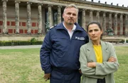 Am Berliner Lustgarten beobachten Axel Sommer (Oliver Breite, l.) und Jasmin Sayed (Sesede Terziyan, r.) einen Verdächtigen.